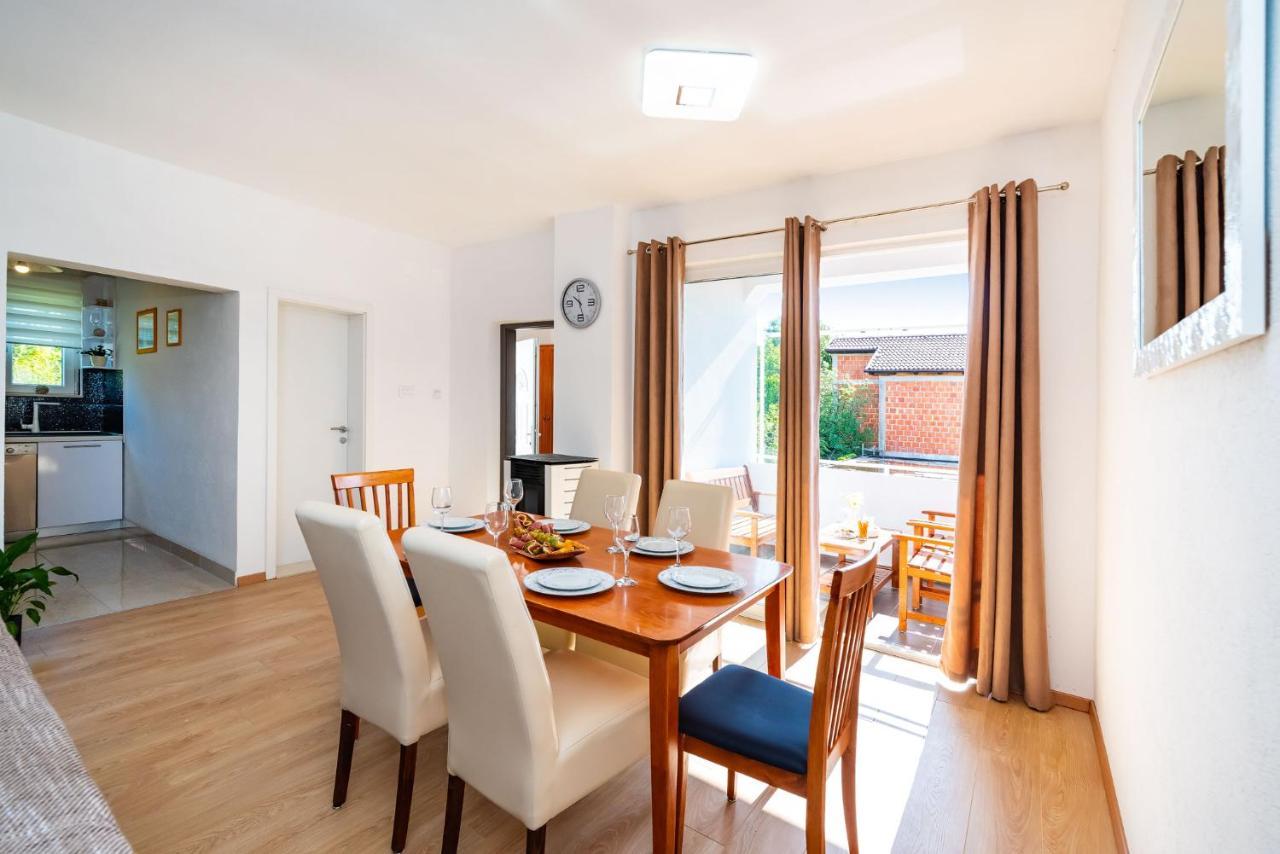Apartment Maia Lena For Family Jasenice  Eksteriør billede